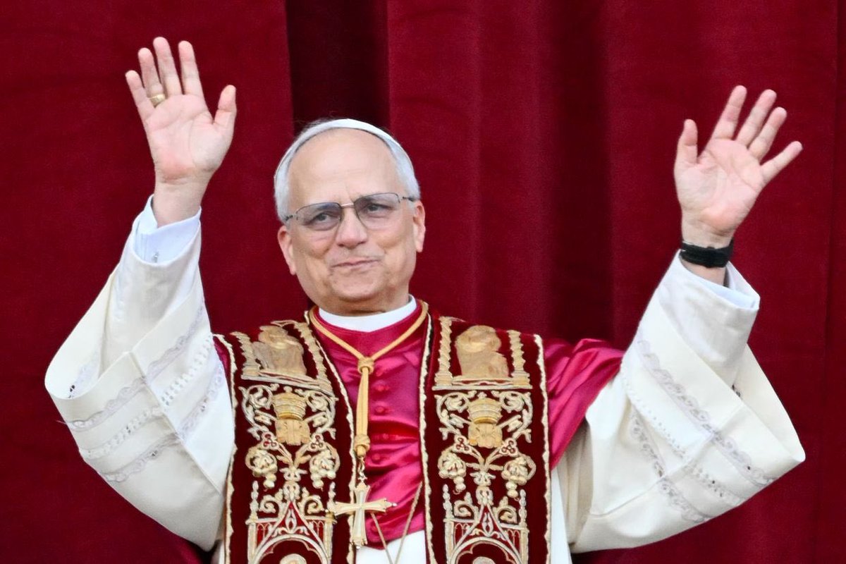 MagmaNews's tweet photo. PEACE ON EARTH: Pope Leo XIV, the first pontiff born in the United States, delivered his first Christmas address urging an end to violence in the Middle East and Ukraine, and calling on global leaders to choose dialogue over armed conflict.
#popoleo #UnitedStates #Ukraine https://t.co/tWgp47qfPm