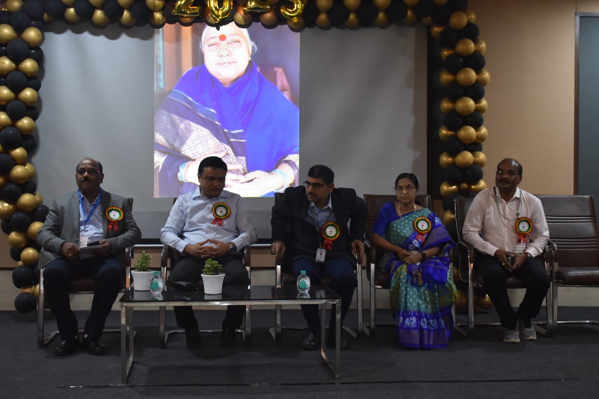 MVSRConnect's tweet photo. 🎉 MVSR Alumni Meet at MVSR Engineering College 🎉
As part of the Alumni Meet, the MVSREC Alumni Association Office was inaugurated, followed by a felicitation to our respected Chairman Sir by the 1985 Batch Alumni, on behalf of the MVSREC Alumni Association. https://t.co/TvvxphwQhs