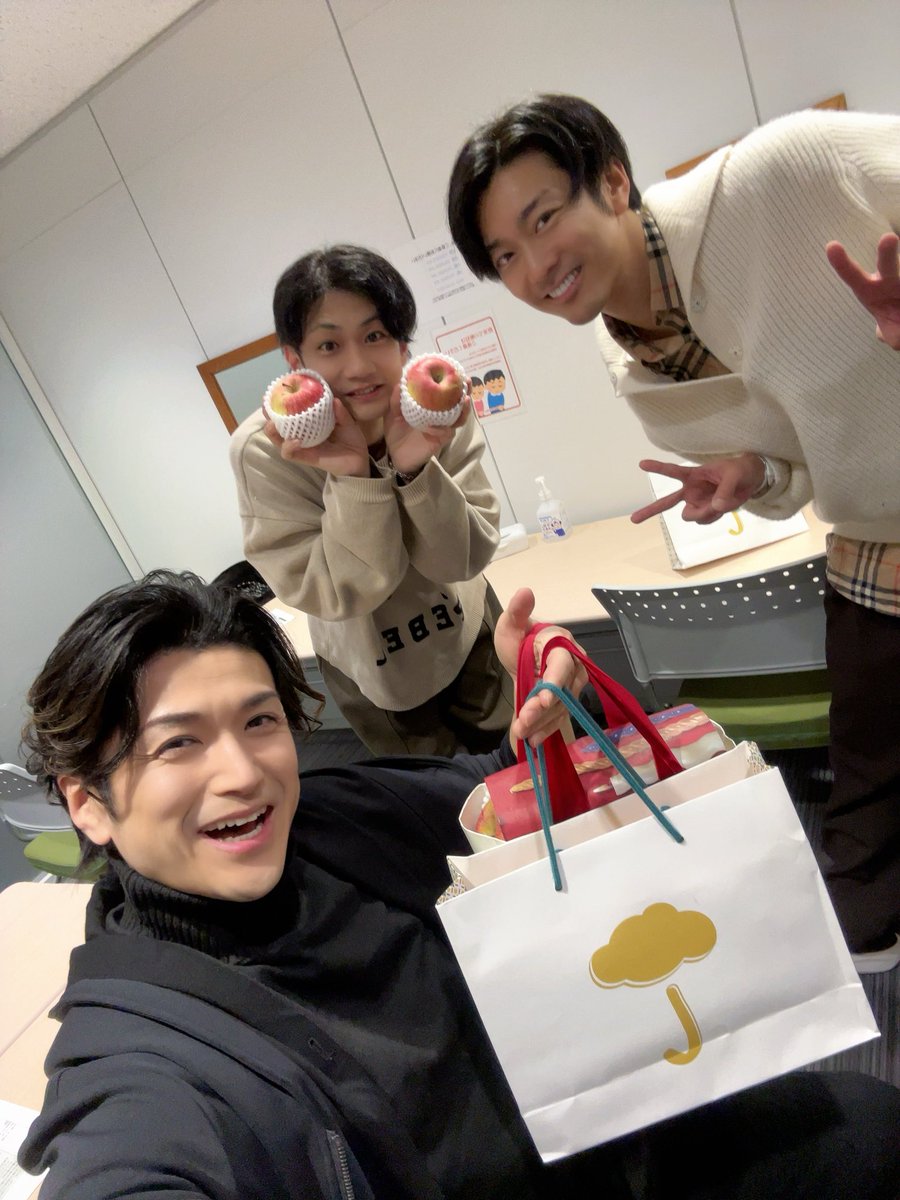 Daisuke_W1106's tweet image. 2025年もトリプルゾーンを応援、そして支えて頂きありがとうございました🫰🏻✨
2026年も皆さんが過ごす楽しい時間の一つとなれるようみんなで頑張ります💪

スタッフさん、圭ちゃん、ばばりょにお祝いまで頂きまして心から感謝です🙇‍♂️❤️
大事に使います🙌
#トリプルゾーン
#南圭介
#馬場良馬
#渡辺大輔