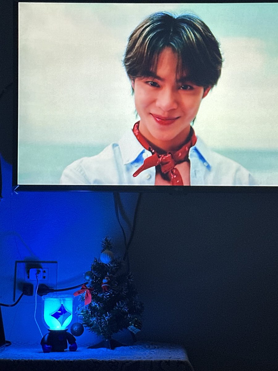chanakrisNTM's tweet photo. 🎄Merry Christmas with Marckris and Bob 💙
บ๊อบตุวซีเคร็ท ร้อง Dive ได้ด้วยล่ะ >___< 🌊✨
#BOBisCOMING #MARCKRIS
#BUS_OFFICIALLIGHTSTICK https://t.co/z5JovAFyvD