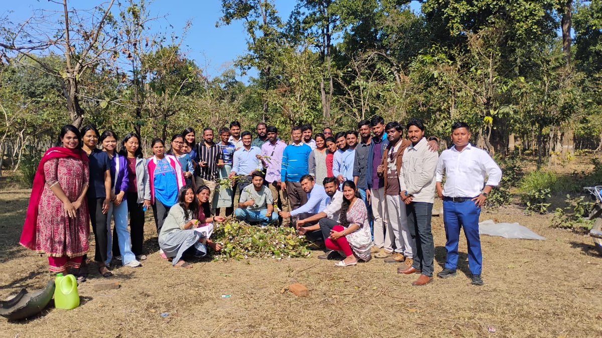 BTSSOBilaspur's tweet photo. On 25th Dec. 2025
Newly inducted scientists of Central Silk Board visited BSMTC, Pali for training on Late Age Rearing, cocoon harvesting, and grainage activities, gaining practical exposure to key sericulture .
#Sericulture #BSMTC #CapacityBuilding #HandsOnTraining #SilkSector https://t.co/PYIwZbJWw1
