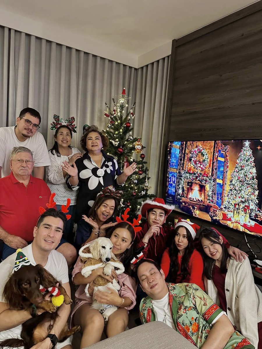 P1230030's tweet photo. Christmas ที่ดีที่สุด ขอบคุณครอบครัว น้องนีน น้องแนน พี่เป๊ก มาทั่งภาพนิ่ง ภาพเคลื่อนไหว กระหน่ำส่งความรักมาให้นุชสุดๆ อย่างน้อยก็มีซานต้าที่ใจดีกับเรา เย้ๆ 🥰🎄🦌❤️🧚‍♀️🫧🎅🏻💫🎈@peckpalit #เป๊กผลิตโชค #PeckPalitchoke https://t.co/w2f2tqFw9i