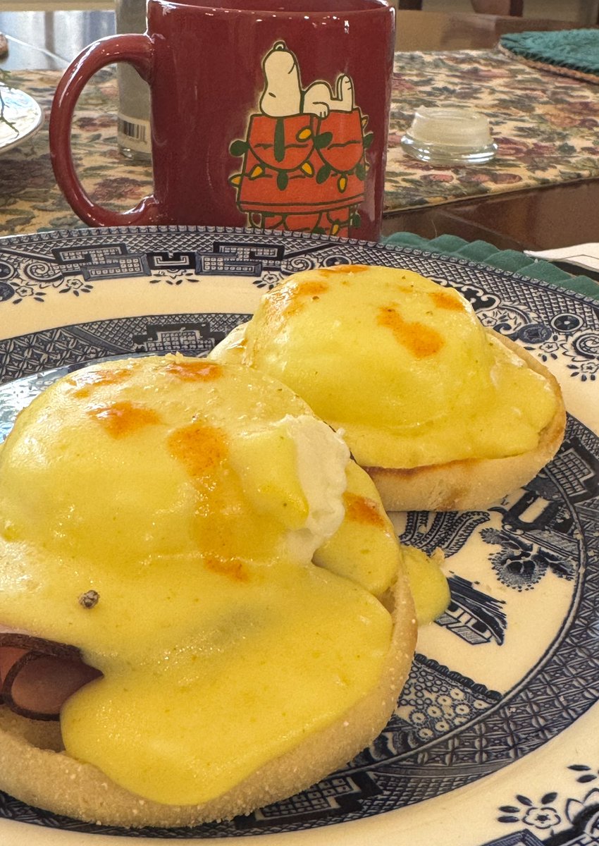 Eggs up, like Snoopy … Merry Christmas 🙏🏼🙏🏽🙏🏿🙏🙏🏻