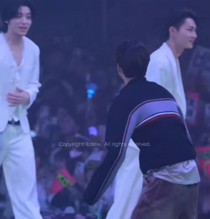 jakeyclub's tweet image. jake and cortis’ keonho in one frame 🫶🏻