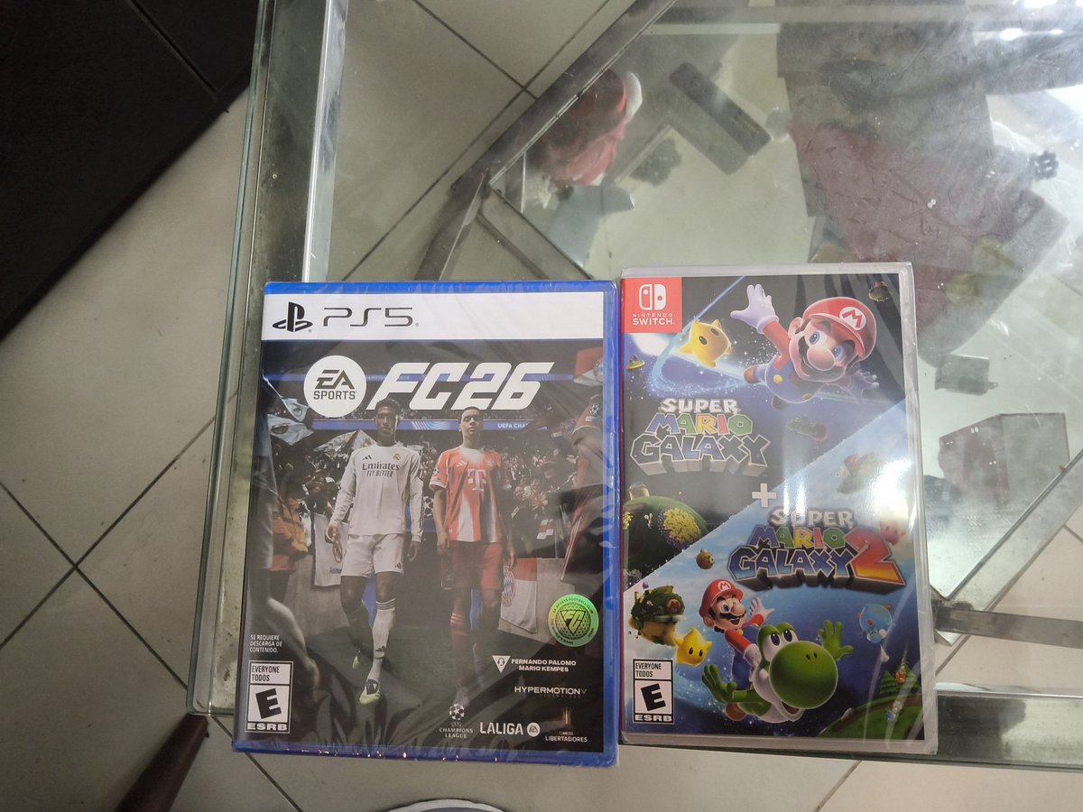 GodDemon_Master's tweet image. Como es de costumbre nos regalaron a mi hermano y a mi nuestros respectivos regalos.

Acá si esta claro quien tiene mejor gusto en videojuegos 😉