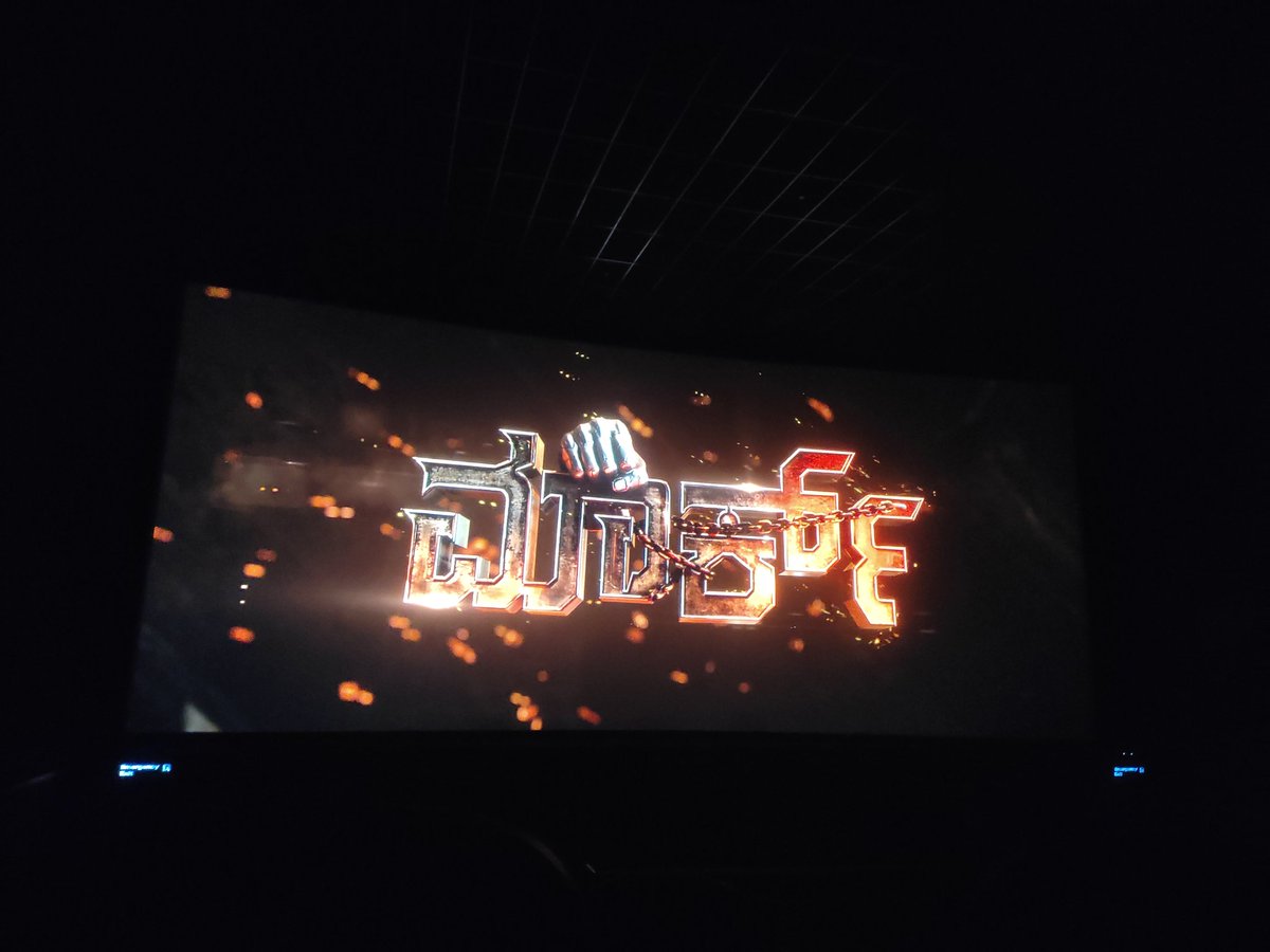 sthavaramata's tweet photo. 48 ಗಂಟೆಗಳಲ್ಲಿ ನಡೆಯುವ ಕಥೆಯನ್ನು ವಿಜಯ್ ಚಕಾಚಕ್ ಎಂಬಂತೆ ನಿರೂಪಿಸಿದ್ದಾರೆ. ವೇಗವಾಗಿ ಸಾಗುವ ಕಥೆಯಲ್ಲಿ ಅಷ್ಟೇ ಕುತೂಹಲ, ತಳಮಳ ಹಾಗೂ ಮಾಸ್ ಆ್ಯಕ್ಷನ್ ನೋಡಬಹುದು. ನಟ ಸುದೀಪ್ ಇಡೀ ಕಥೆಯನ್ನು ಹೊತ್ತು ಸಾಗಿದ್ದಾರೆ. ಸ್ಟೈಲಿಶ್ ಮ್ಯಾನರಿಸಂ, ಆ್ಯಕ್ಷನ್ ಹಾಗೂ ಮಾಸ್ ಡೈಲಾಗ್‌ಗಳಿಂದಲೇ ಅಭಿಮಾನಿಗಳನ್ನು ರಂಜಿಸುತ್ತಾರೆ. #TheMark #sudeep https://t.co/oBKotTvTcy