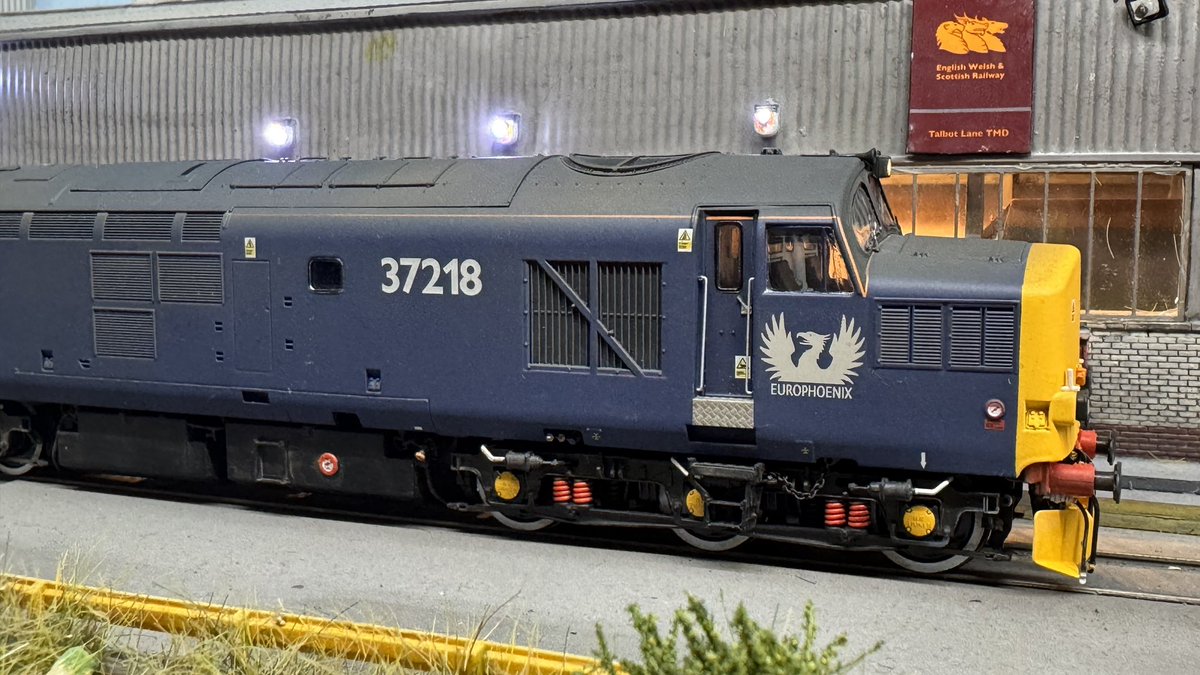 Dale_LaneOps's tweet photo. A very busy time here at D&amp;LO with a variety of fleet back from overhaul.

Starting off with the rework of 37218 with Europhoenix Branding.
Detailed &amp; weathered by myself, varnished and sound tweaked at the Workshops.
Next one coming.
#TMRGUK https://t.co/Q1qvkHA3QM