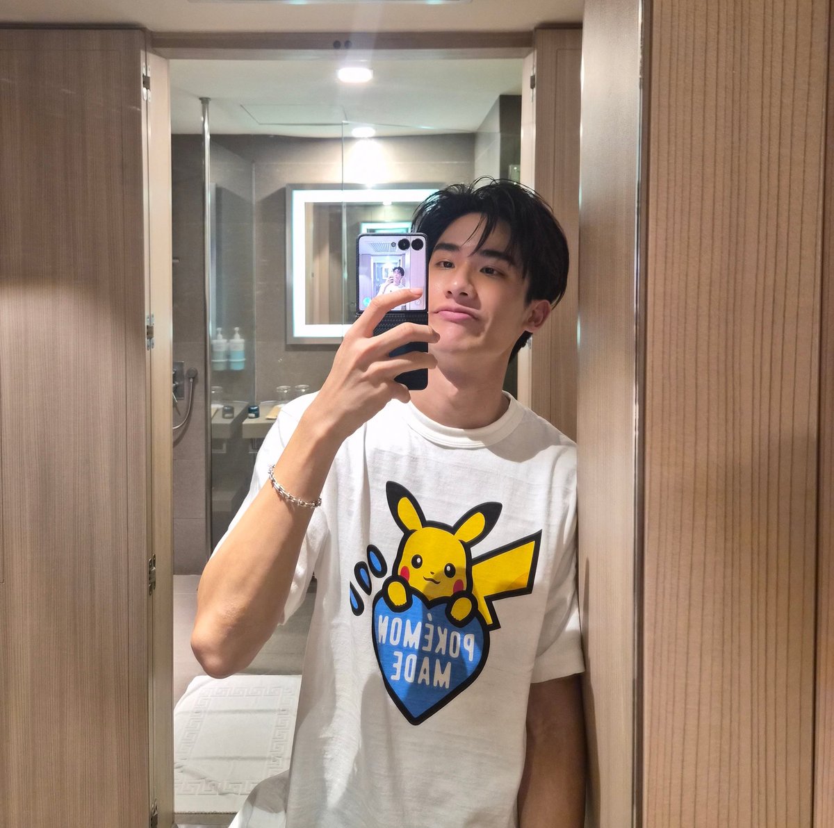 Tawan_V's tweet image. Finally, it’s the right time to say
 "Maligayang Pasko" 🎄