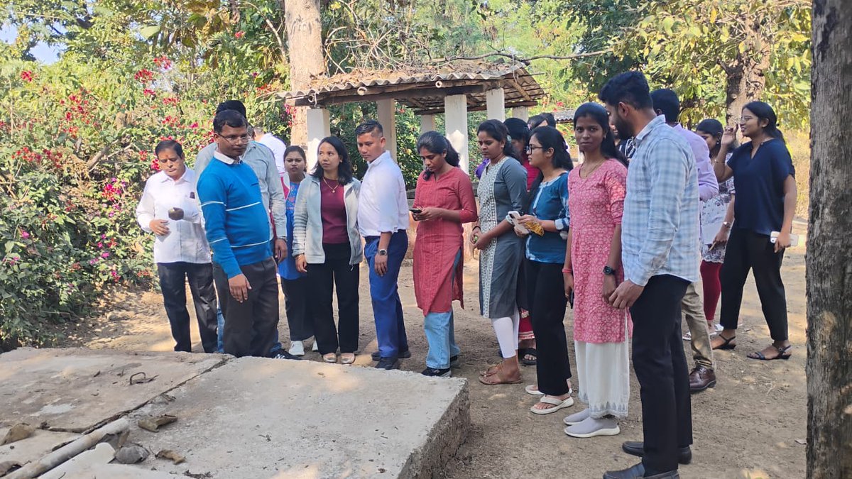 BTSSOBilaspur's tweet photo. 25 दिसंबर 2025 को केंद्रीय रेशम बोर्ड के नव-नियुक्त वैज्ञानिकों ने बीएसएमटीसी, पाली में लेट एज रियरिंग, कोकून हार्वेस्टिंग एवं ग्रेनेज गतिविधियों पर व्यावहारिक प्रशिक्षण प्राप्त कियाl 🐛🌿🎓 #सेरीकल्चर #BSMTC #क्षमतानिर्माण #व्यावहारिकप्रशिक्षण #रेशमक्षेत् https://t.co/LXg01ML96V