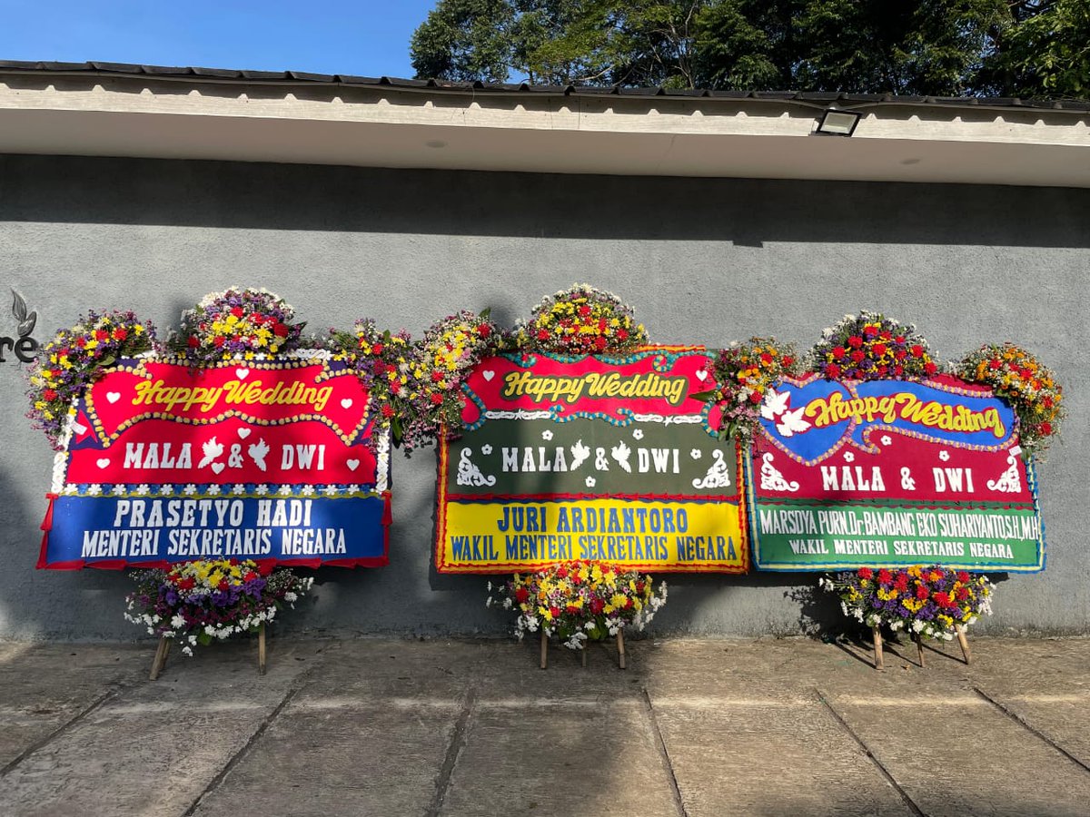 Terima kasih Pak Mensesneg, Pak Wamensesneg 1, dan Pak Wamensesneg 2 atas karangan bunganya. 🙏🙏🙏