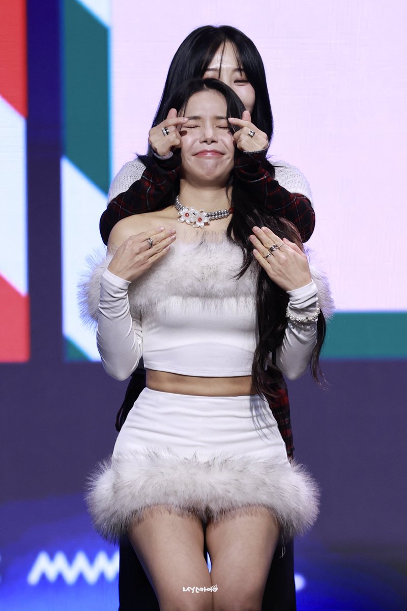 My_Skyy_'s tweet photo. 251225 DJB 크리스마스 파티🎄

🫰🏻

#마마무 #마미무플러스 #솔라 #문별 #MAMAMOO #MAMAMOOPLUS #SOLAR #MOONBYUL https://t.co/rvWfGeUXI4