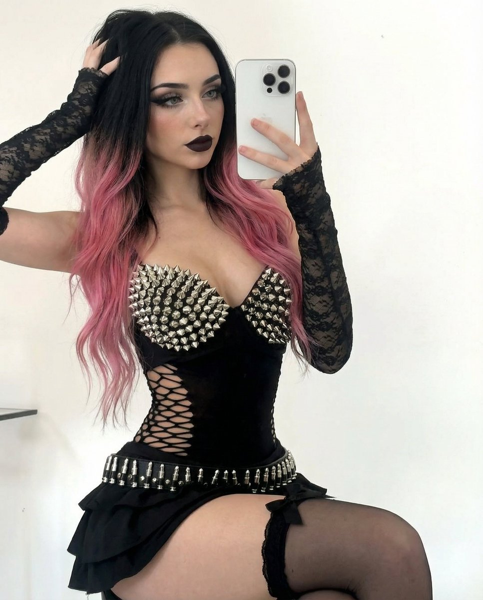 VioletteGoth tweet media