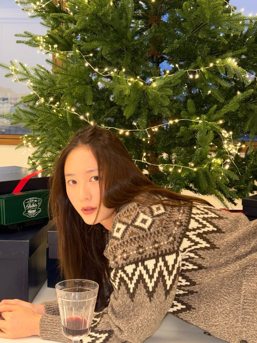 Soojung. tweet media