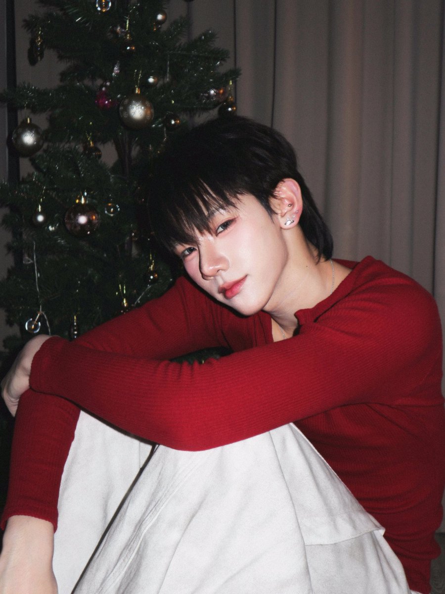 whoispluggy's tweet photo. “Hope you feel the wish I didn’t say🤍🤏🏻🎄 https://t.co/8wUNBqRu78