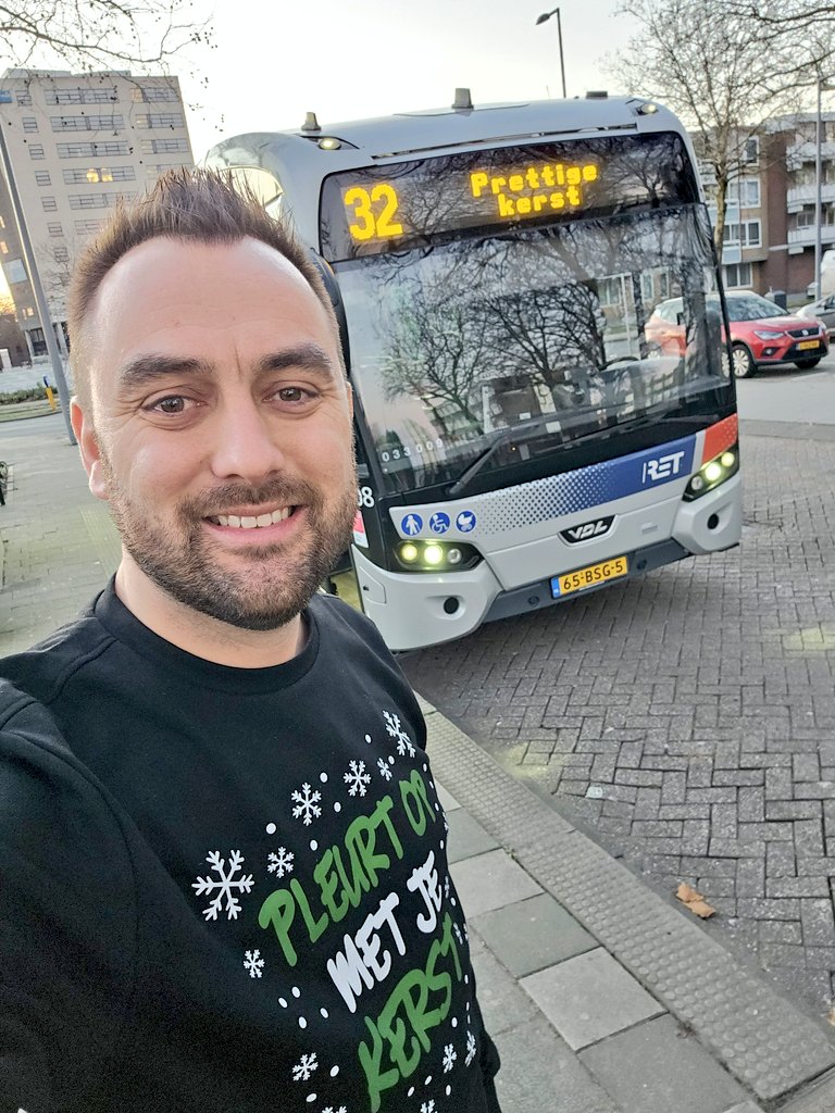 Mijn favoriete tijd van het jaar, dus tijd voor een speciale kersttrui. Vanmorgen onder de kerstboom mogen vinden van m'n schatje 🤣.

Even een avondje mensen naar hun familie brengen en weer thuis brengen deze 1e kerstdag 🎄