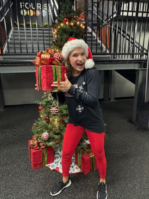 CatheFriedrich's tweet photo. Wishing our Cathlete family a happy and healthy Christmas Day! 
Let’s cherish those who bring warmth to our hearts! Don’t forget to sneak a few extra tasty treats today! We’ve worked oh so hard all year for each and every bite!
Healthy Hugs,

Cathe

#MerryChristmas #TrainWithCathe