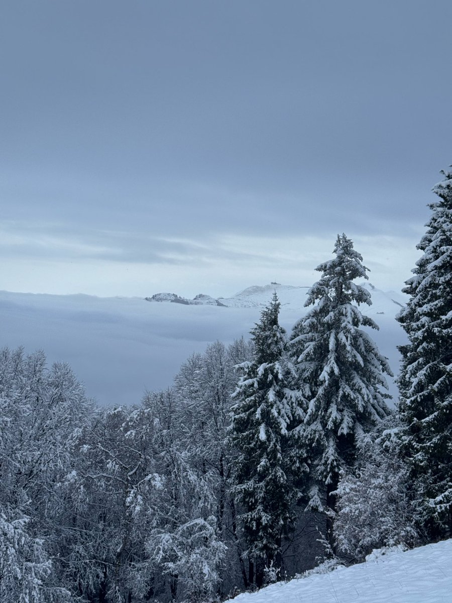 comolake_today's tweet photo. Warmest Christmas wishes from the serene shores and snowy peaks of Lake Como.

🎄🎅🏻✨

#comolaketoday #MerryChristmas #Christmas #LakeComo https://t.co/bEOlzOQFZ8