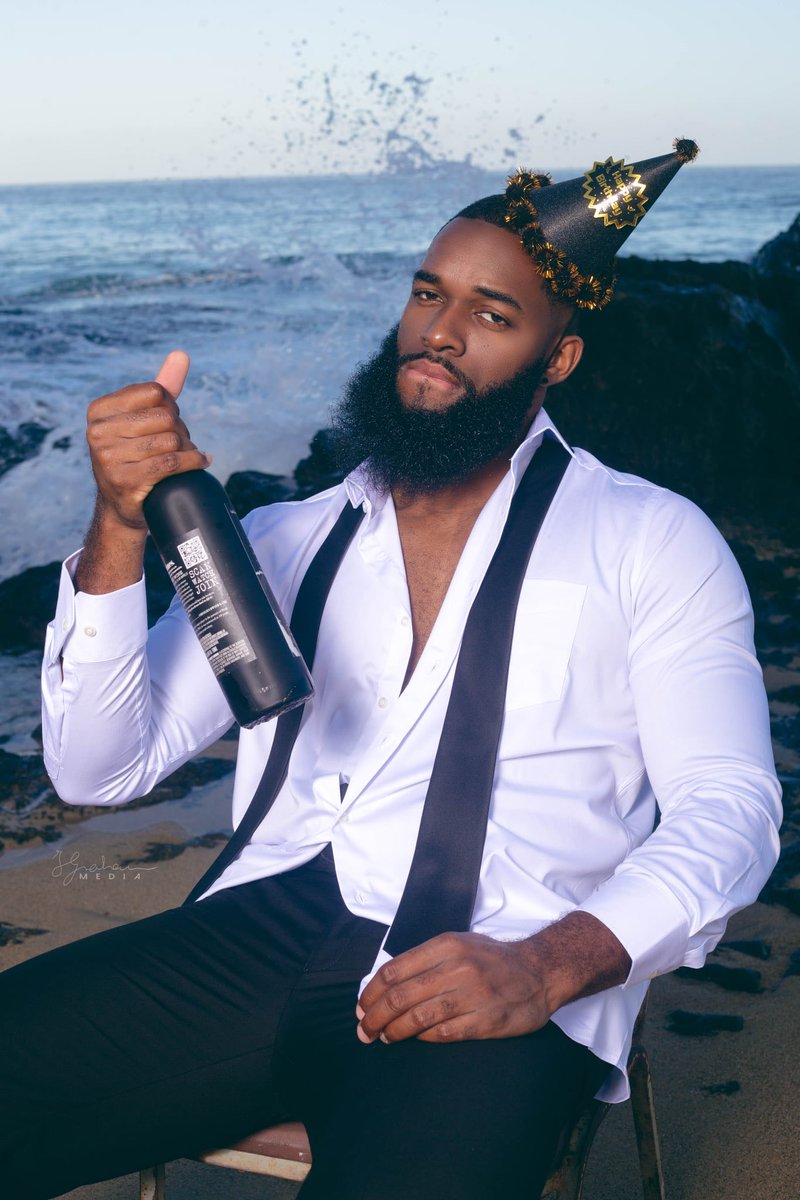 I too was a man trapped in a woman’s body… but then I was born🥳😁 cheers to 28🥂🥳 cheers to more life, more money, more experiences, more blessings, more opportunities and nothing but peace, love, abundance and happiness 🥂💯 yes I’m a Christmas baby🎅🏽😏