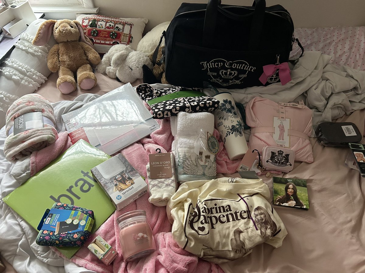 femmeT_T's tweet photo. christmas haul: my family knows me so well edition https://t.co/5nSBRn1C9E