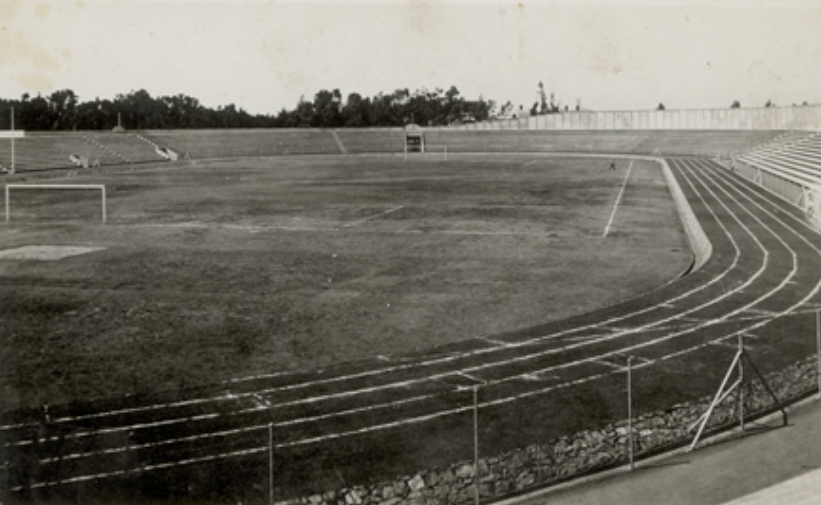 EvocandoValpo's tweet photo. Un día como hoy, en 1931, fue inaugurado el Estadio de Playa Ancha. Fue un largo camino desde 1915, con promesas incumplidas, postura de primera piedra en 1923... Hasta que el sueño se hizo realidad. Obra del arquitecto municipal Onías Velasco. https://t.co/FmQzz9bbPU