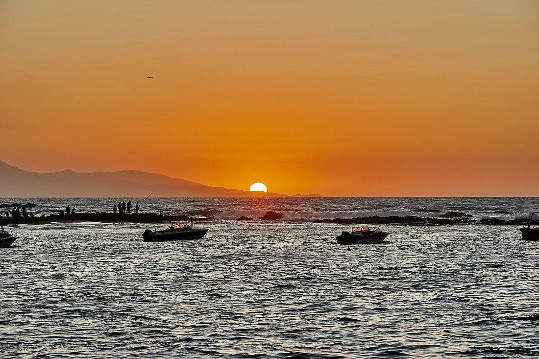 cmkosemen's tweet image. Don't like Nolan's bleached palette in his "Oddyssey". This culture gave us expressions like "the wine-dark sea" &amp;amp; "the rosy-fingered dawn". It doesn't deserve to have colours leeched away like this! Is this myopic Faustoid incapable of comprehending the Mediterranean mind?