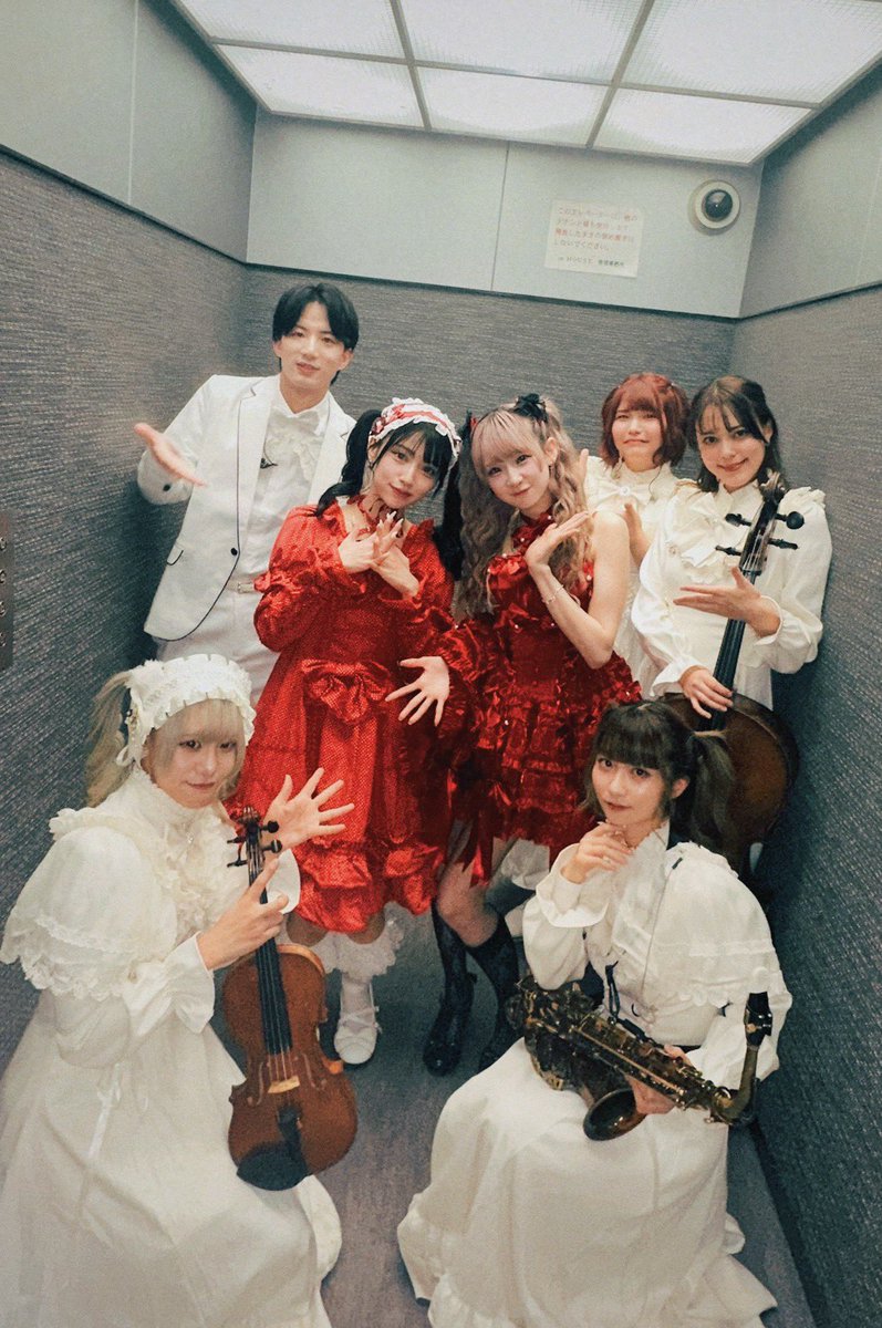 todayasu210's tweet photo. #REIRIE クリスマスバンド🎄
@REIRIEofficial 

🎤 @bite_me__3 @rei_Nevermind 

Pf🎹 @todayasu210 
Vln🎻 @mi_gensin 
Vc.🎻 @oh_hep 
Gt🎸 @chizurubell 
Sax🎷 @noncononco 
Mnp💻 @ALFREDyama https://t.co/A22rpdNejK