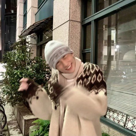 innielaland's tweet image. hyunchan au - meu milagre de natal

Com o cancelamento dos voos por causa da nevasca, Hyunjin fica preso no aeroporto, com o seu Natal arruinado.

Para Chan, era só mais um dia comum, mas não conseguia se concentrar em nada, apenas no garoto que chorava copiosamente ao seu lado.