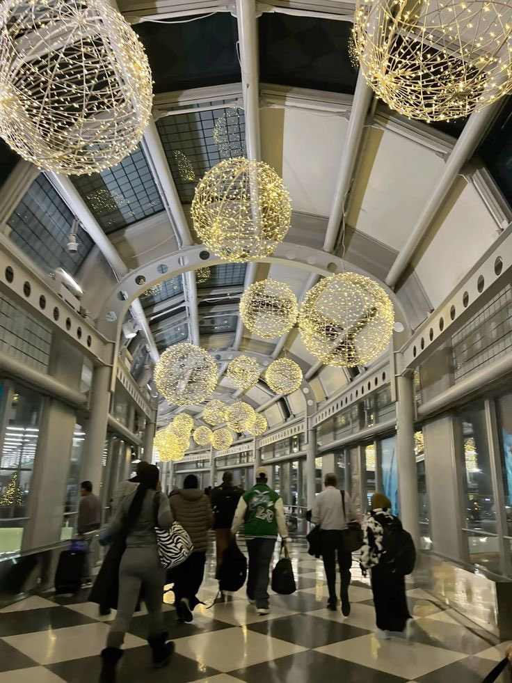 innielaland's tweet image. hyunchan au - meu milagre de natal

Com o cancelamento dos voos por causa da nevasca, Hyunjin fica preso no aeroporto, com o seu Natal arruinado.

Para Chan, era só mais um dia comum, mas não conseguia se concentrar em nada, apenas no garoto que chorava copiosamente ao seu lado.