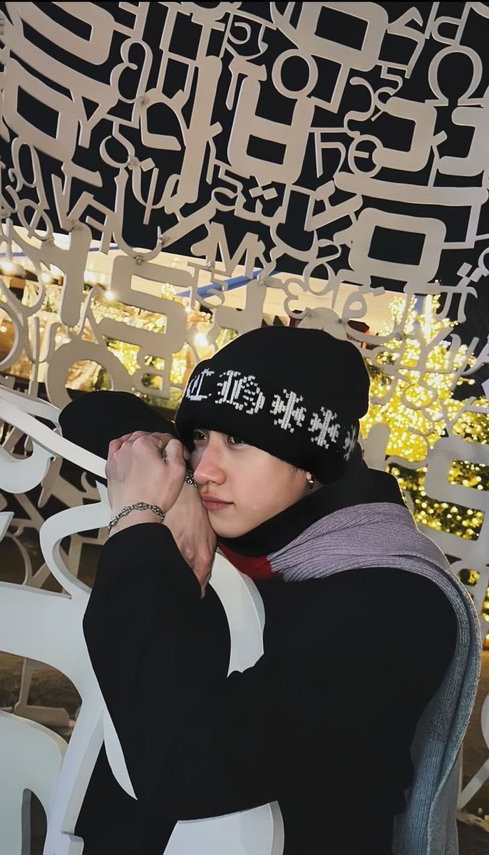 innielaland's tweet image. hyunchan au - meu milagre de natal

Com o cancelamento dos voos por causa da nevasca, Hyunjin fica preso no aeroporto, com o seu Natal arruinado.

Para Chan, era só mais um dia comum, mas não conseguia se concentrar em nada, apenas no garoto que chorava copiosamente ao seu lado.