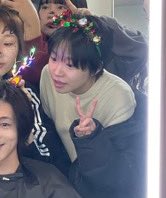 JoYuriBR's tweet image. 📹 | Yuri no vídeo de comemoração de Natal da artista de maquiagem &amp;amp; cabelo da nova série da Netflix, ‘Variety’! 

“#ChristmasEve de ontem, essa é a tendência agora, rs”

Cabelo curtinho! Seung Hee, eu to te vendo! 👀 

🔗: instagram.com/p/DSr5E-7kdxh/…