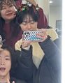 JoYuriBR's tweet image. 📹 | Yuri no vídeo de comemoração de Natal da artista de maquiagem &amp;amp; cabelo da nova série da Netflix, ‘Variety’! 

“#ChristmasEve de ontem, essa é a tendência agora, rs”

Cabelo curtinho! Seung Hee, eu to te vendo! 👀 

🔗: instagram.com/p/DSr5E-7kdxh/…