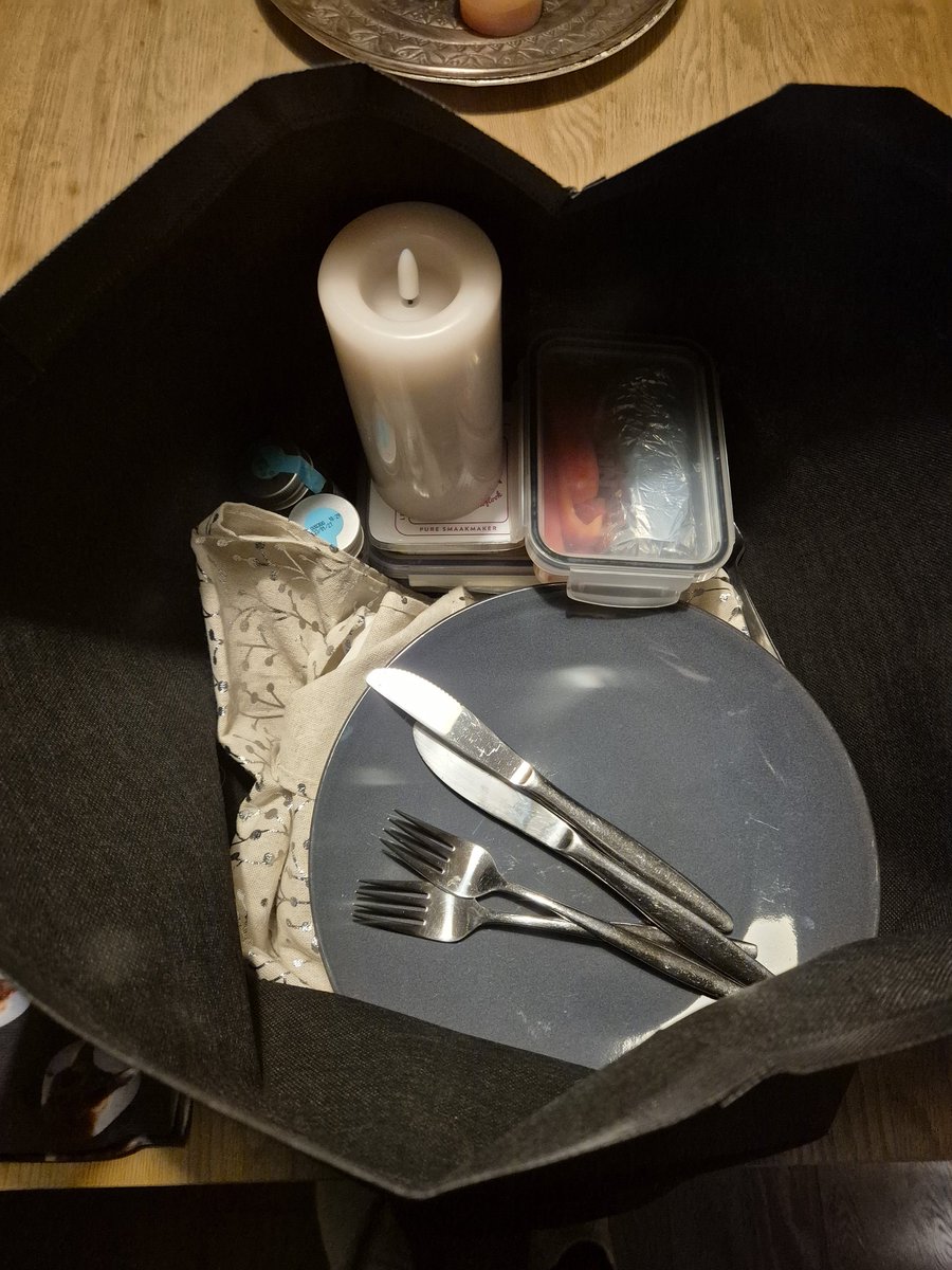 Ik takel een kersterig driegangenmenu  inclysief kaarsen, tafelkleedje richting ziekenhuis, 't is kerst tenslotte 😆🥂