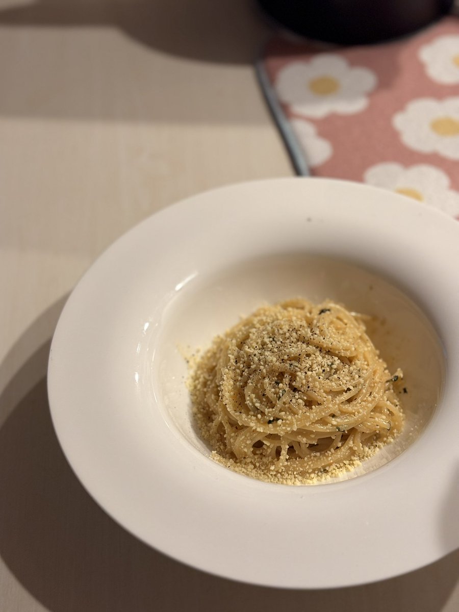 goma0803's tweet photo. #パスタ #ペペロンチーノ #夜食
今晩はペペロンチーノ

成人式のスーツもできたし後はネクタイ👔 https://t.co/bmyMVHPr5n