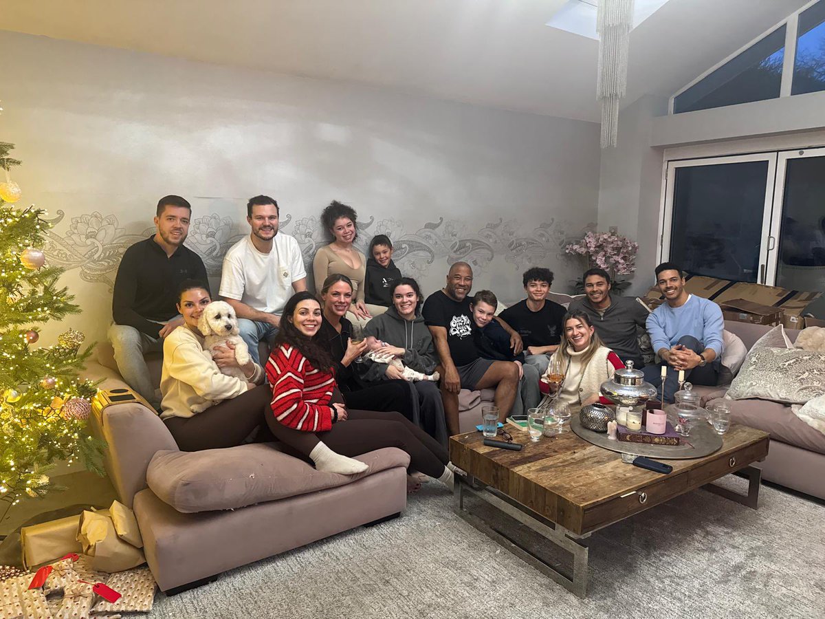 officialbarnesy's tweet image. Nothing better than spending Christmas 🎅 with the family ❤️  Hope everyone is having a great day. See if you can spot the newest member my 2 month old grandson Jesse ❤️❤️
Look forward to receiving your family shots 📷