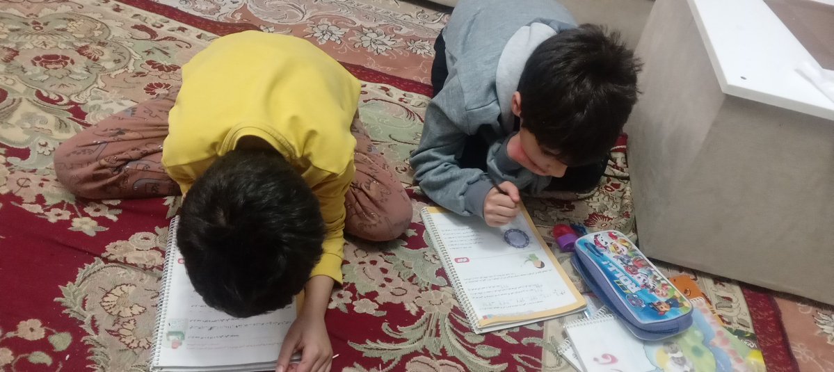 دارم به یه جفت دوقلو مشق میگن بنویسن، صبورم؟ فکر کنم.