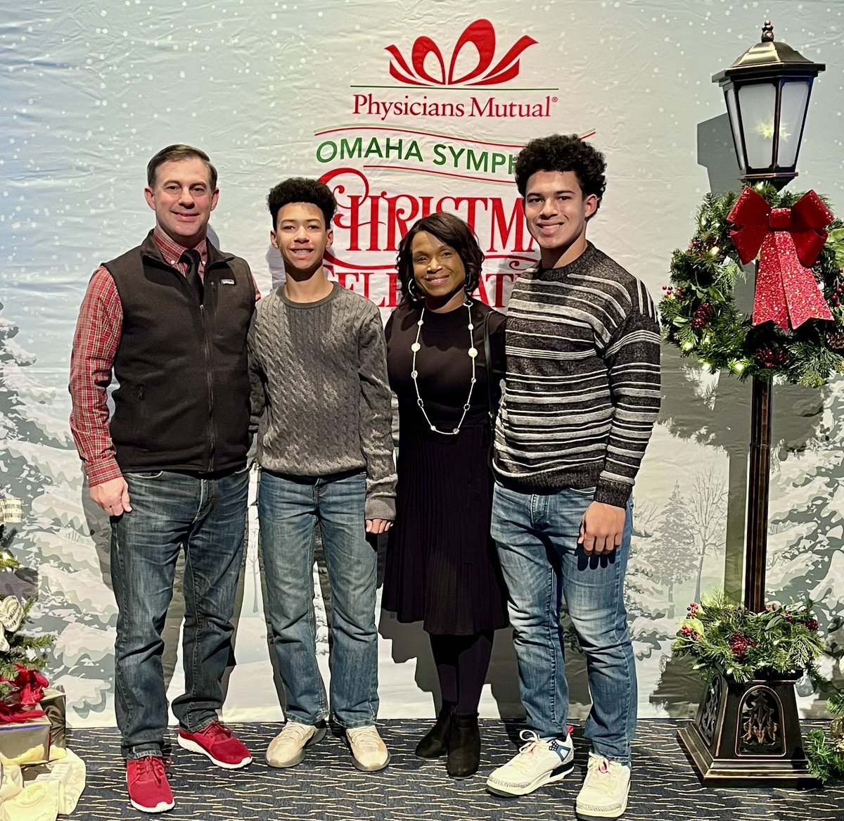 ScottAMiner's tweet photo. Merry CHRISTmas from all of us to all of yours!  Joy to the World, the Lord is Come! ✝️🎄❤️ https://t.co/lUB57Z4hjp