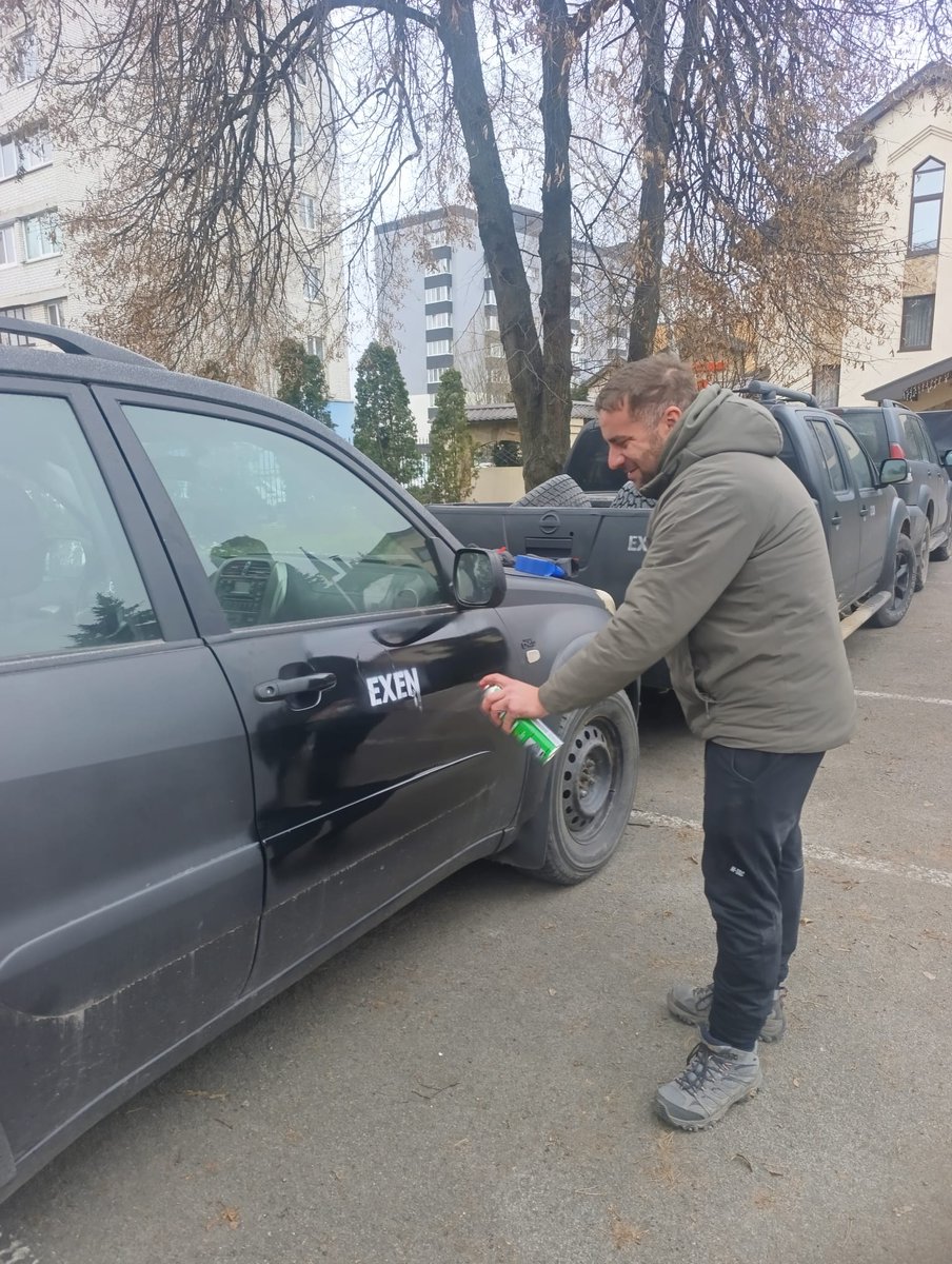 Exen's tweet image. No dobra bo widzę że redaktor się ociąga 😅

No więc dzisiaj oficjalnie Ravka @LachowskiMateus dołącza do floty @Exen!

Mati postanowił podarować swoje prywatne auto, tak jak kiedyś ktoś inny znany wam 😅

A my je teraz zawieziemy na front 💪💪

pomagam.pl/4x4dlaukrainy…