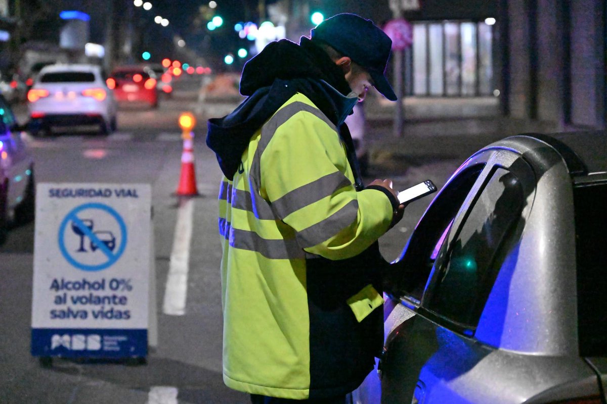 Durante Nochebuena y Navidad se desplegaron operativos preventivos en distintos puntos de la ciudad, con resultados positivos y sin incidentes de gravedad.

🚦 Control y Ordenamiento Urbano

Se realizaron controles de tránsito que derivaron en 22 demoras, con 9 alcoholemias