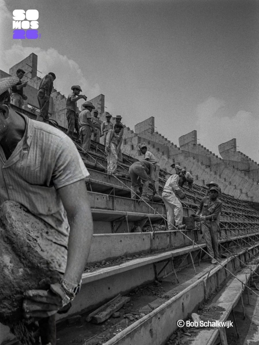 El lente fotográfico del maestro Bob Shalkwijk capturó la construcción del Estadio Ciudad de México, dejándonos imágenes emblemáticas que hoy forman parte de nuestra memoria colectiva. 📸✨

Gracias, Bob, por regalarnos estas fotografías históricas, eres un holandés con el