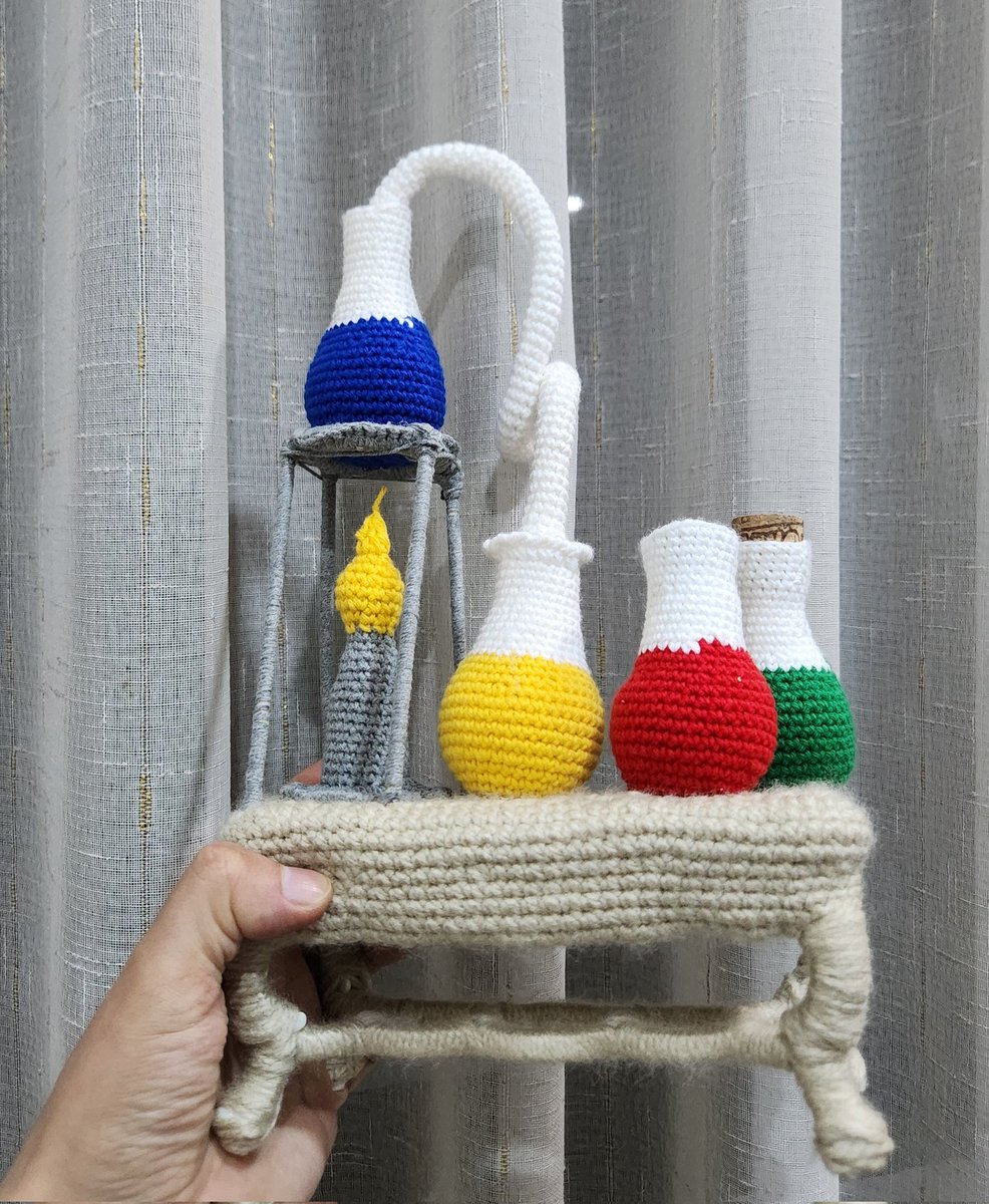 Mi madre me regaló este set de instrumentos para mi laboratorio (lo hizo a mano) el mejor regalo del mundo 🫂💚 

Fin