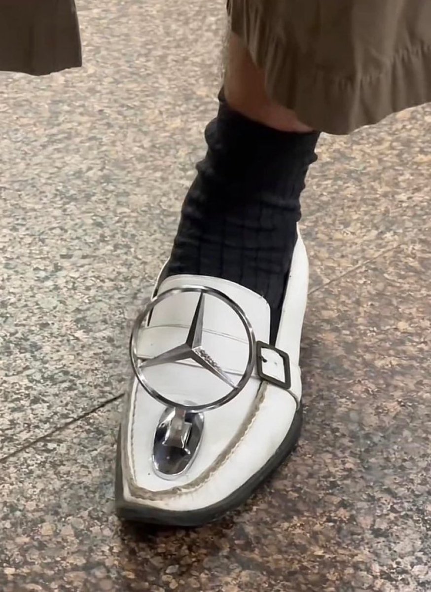 gonparam0's tweet image. Al quite Papá Noel…

Las elegantes y la blanca con Militão a la espalda.