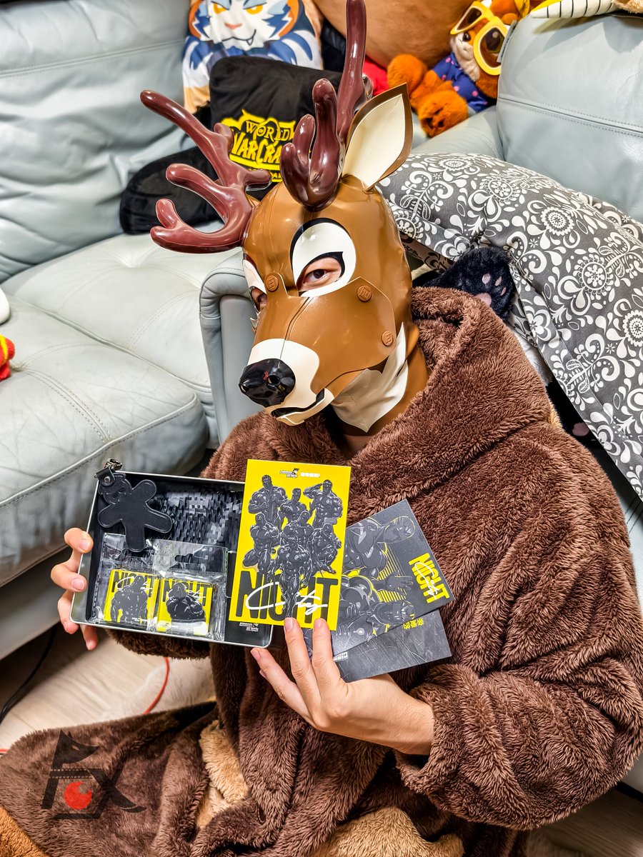 感谢 <a href="/Gibbon_Black/">GibbonBlack_CN</a> 寄来的年末小礼物，皮革姜饼人很可爱嗷！借朋友的鹿头配合点圣诞氛围）