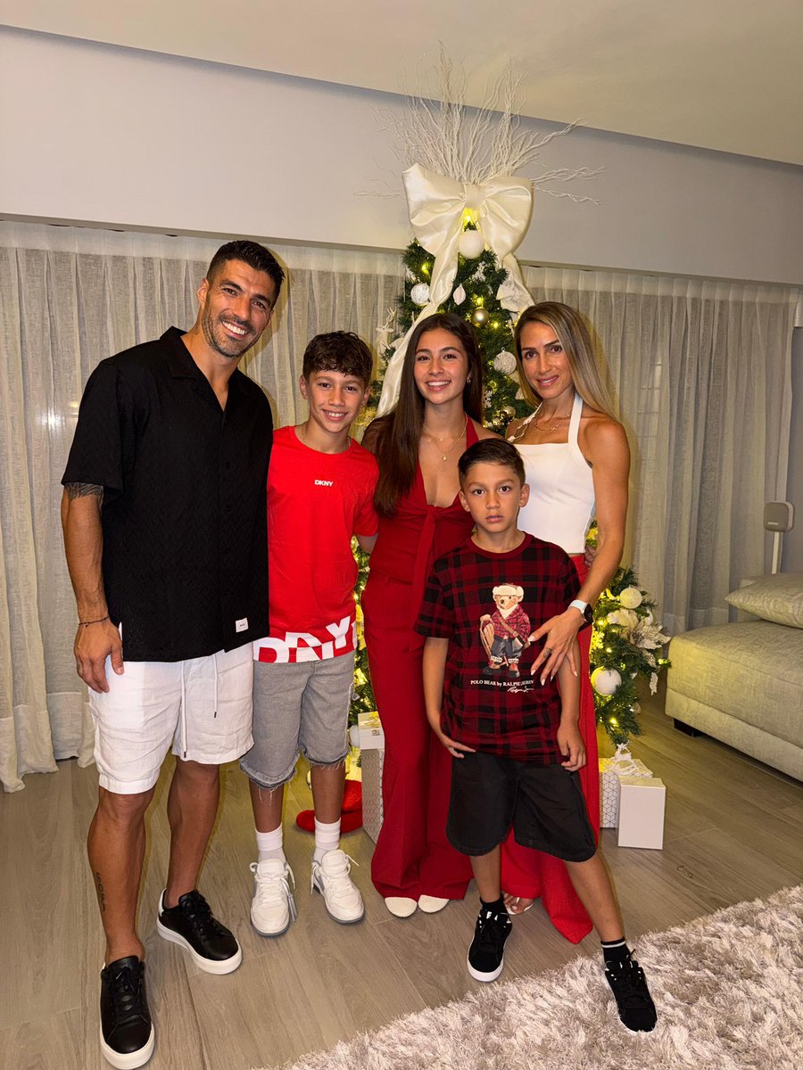 LuisSuarez9's tweet image. Les deseamos a todos una muy feliz Navidad! 🎄