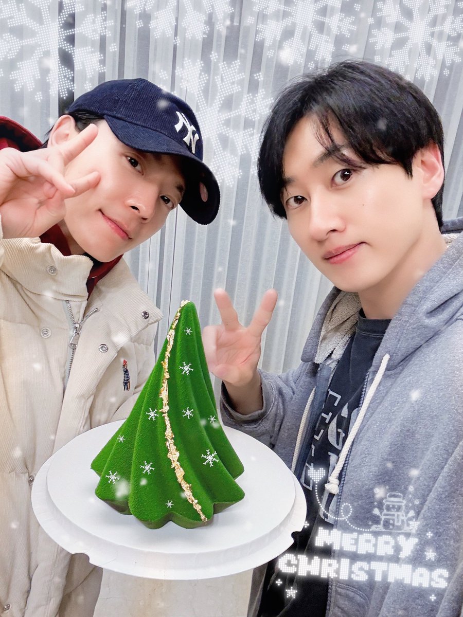 dieyanakhj's tweet image. 2 men in their 40s: 

- Spent the last 2 days before Christmas together
- Got all cozy at home together, ON CHRISTMAS DAY itself too
- Listening to their special song (that was never officially released)
- Sharing the same lipbalm 

Idk, y'all connect the dots 🤷🏻‍♀️

#eunhae #은해