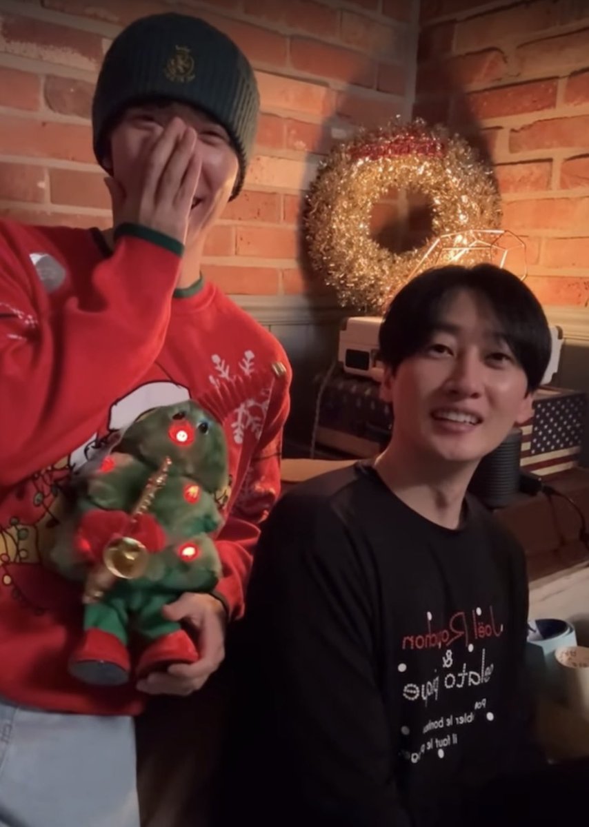 dieyanakhj's tweet image. 2 men in their 40s: 

- Spent the last 2 days before Christmas together
- Got all cozy at home together, ON CHRISTMAS DAY itself too
- Listening to their special song (that was never officially released)
- Sharing the same lipbalm 

Idk, y'all connect the dots 🤷🏻‍♀️

#eunhae #은해