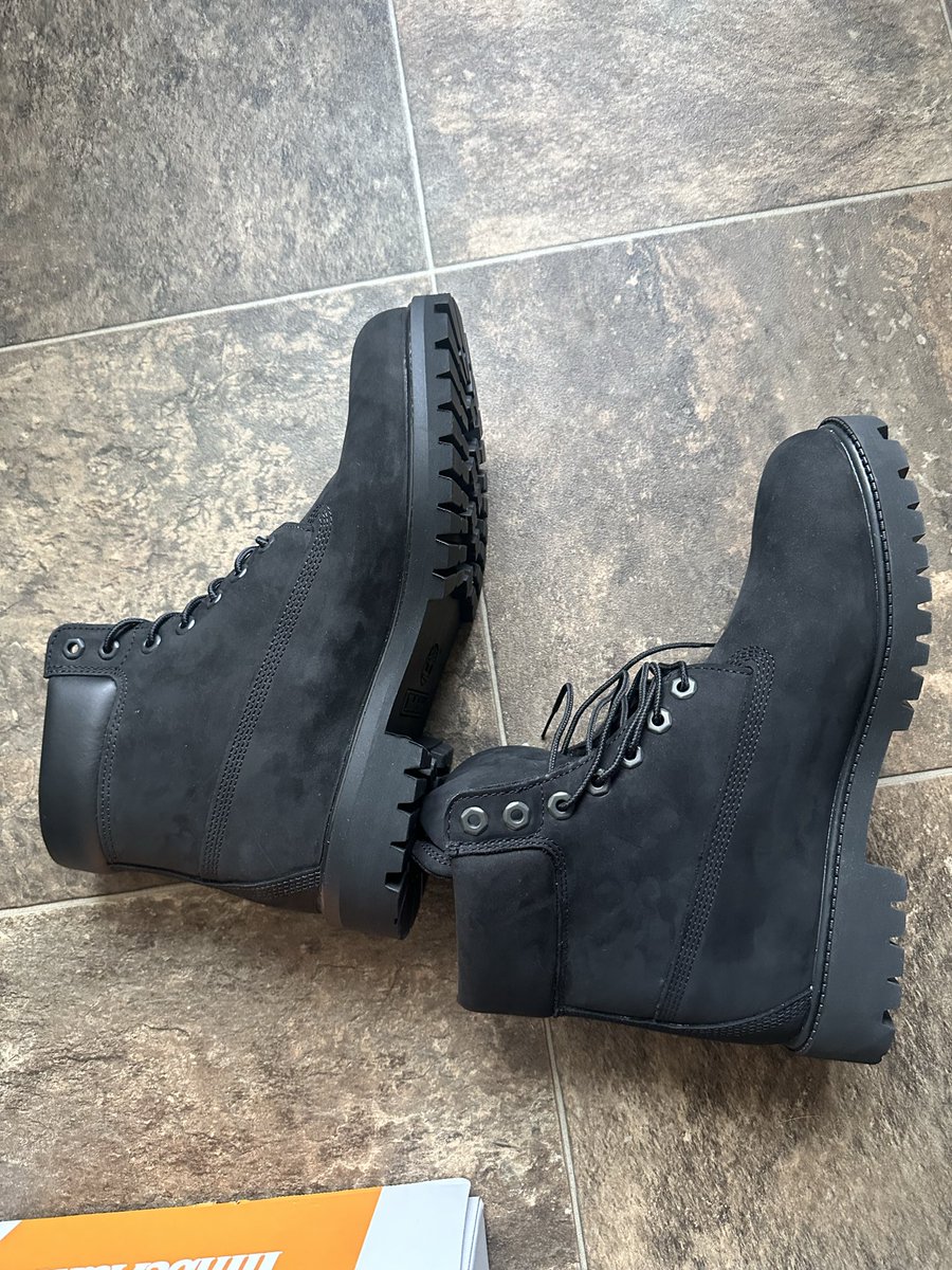 DennyInkedUp's tweet photo. @journeys count you f’ckin days bro 😤. 2 Lefts and they different pairs !?? https://t.co/cs6u5v38Kr
