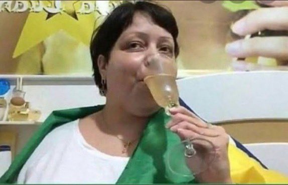 guscost4's tweet photo. @arianagrandebr eu abri o spotify todo inocente hoje pra ver o perfil dela e surtei de felicidade vendo isso https://t.co/Dp34WvBNy1