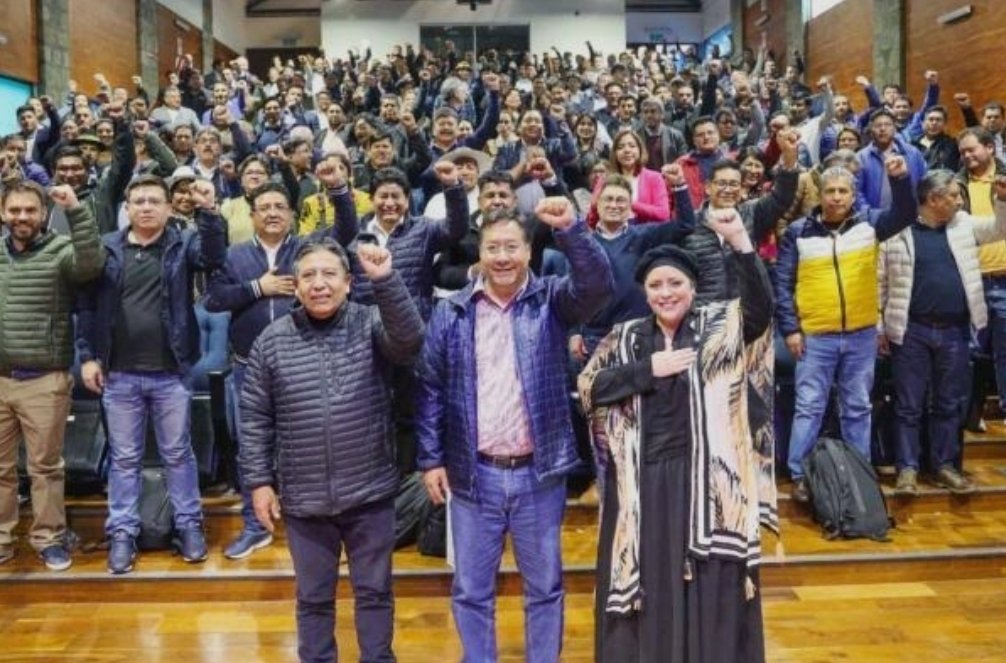 marilynHeide's tweet photo. #Bolivia mientras el pueblo no tiene ni pan, los corruptos celebran una #Navidad impune.

#YPFB: $857 millones robados.  
Cero presos. Cero justicia.  
Funcionarios con bonos, viáticos y aguinaldos… ¿y el pueblo?
 
#Corrupción

https://t.co/ruHYylDbMj https://t.co/rdMuGBXWDb