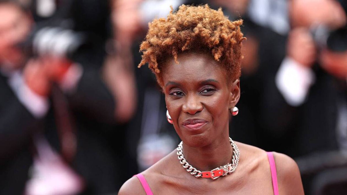 Lambdactu's tweet photo. 🇫🇷- En publiant un dessin ouvertement raciste de Rokhaya Diallo, Charlie Hebdo signe la fin de sa transformation en torchon raciste et xénophobe, déjà entamée depuis longtemps. https://t.co/Y9DNluQB42