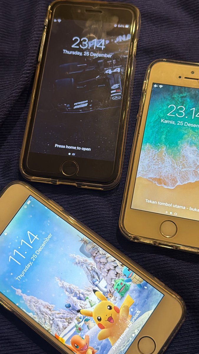 lookingyours's tweet image. kembali ke era jaman hp pas junior - highschool